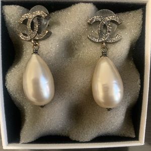 AUTH! Chanel gunmetal CC pearl drop earrings